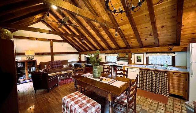 Camp Creaky Birch, cozy 2-bedroom cabin with privacy, firepit and deck.