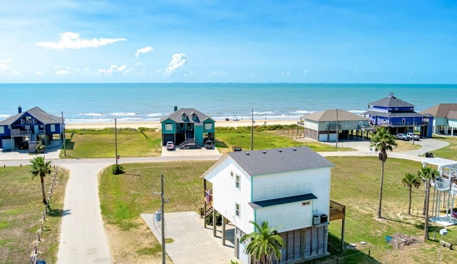 CAMP QUEENIE - 2nd row with great views, steps to the surf and sand!