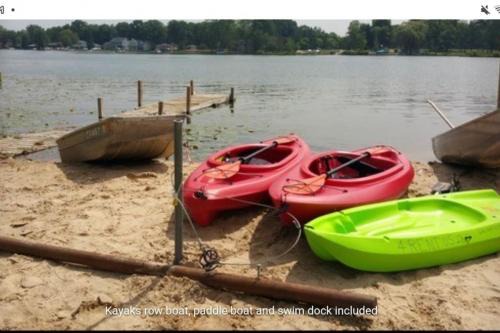 Campau Lake 2 BR| Half Retreat Cottage Hot tub Spa