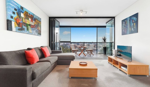 Camperdown 1 bdrm with car park, gym & pool