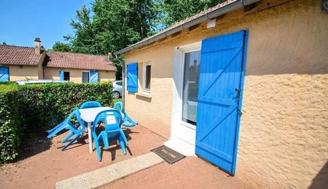 Camping des Bains * - Cottage 33m2 - 2 bedrooms 2 to 4 people - 2 pers. included in the tariff