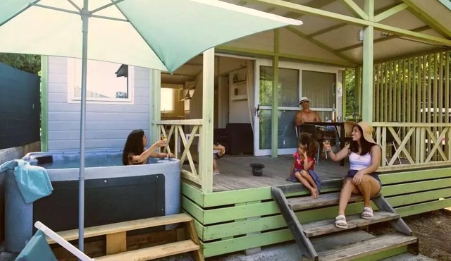 Camping maeva Escapades l'Hermitage *** - Chalet Grand Confort VIP 4 Rooms 6 People Air-conditioned + TV + Jacuzzi