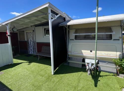 Campingplatz Wohnwagen mit Vorzelt