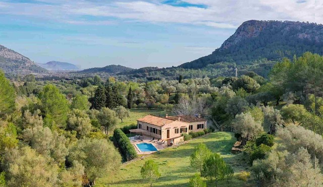 Can Bosch, surrounded by mountains with pool