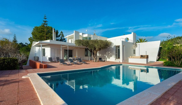 CAN LLUC Holiday Home with Wi-Fi, Air Conditioning, Pool, Garden and Sun Terrace