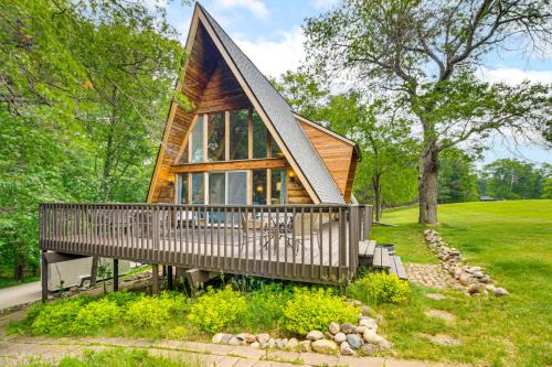 Canal Across Street: Family Cabin in Breezy Point!