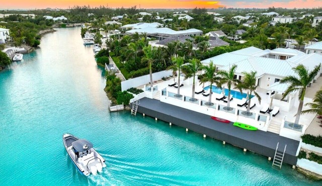 Canal-Front Pool Luxury Villa with Private Dock