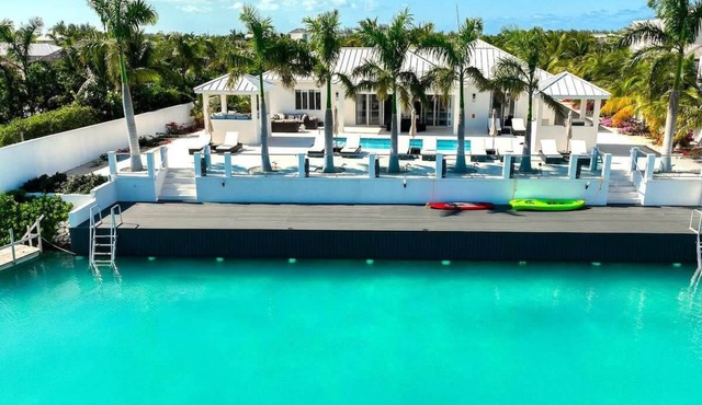 Canal Front Villa - Private Dock & Pool BBQ