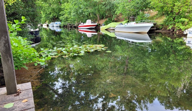 Canal-side house with access to Lake Cazaux