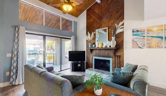 Canalfront townhome on the golf course w/private deck, grill & paid-access pools