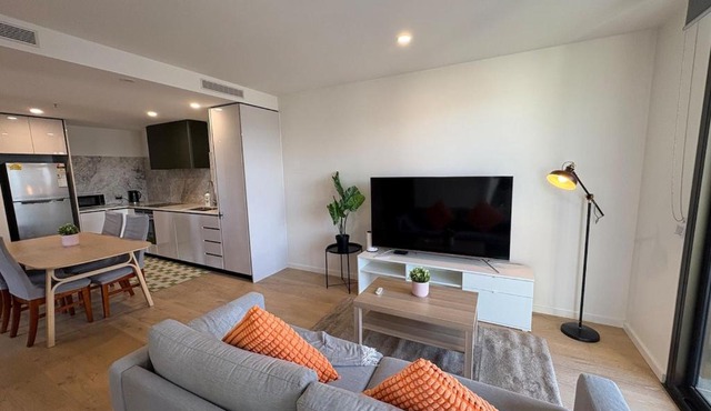 Canberra CBD modern new 2B apartment free Parking