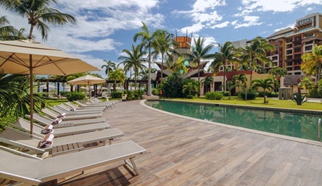 Cancun 2 BR, 3 Bath. Luxurious comfort & amazing food, amenities & services!