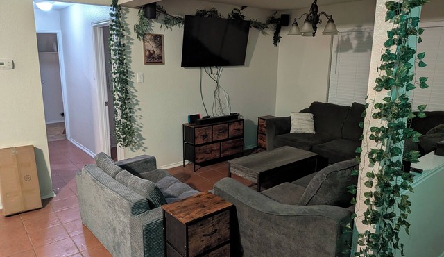 Candle Maker's Cove: King Bed, Fiber WiFi, Full Kitchen Access