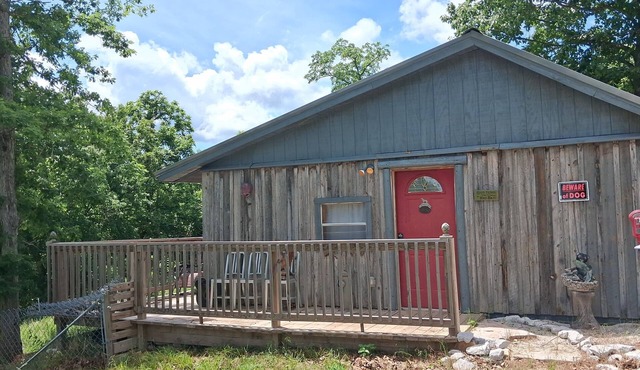 Canine Retreat Tiny House Overlooking the Bluff