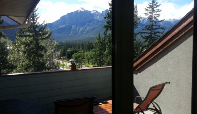 Canmore 2 Br Condo*Mtn View, Private Patio, Outdoor Pool,3 Hot Tubs! Park Pass!