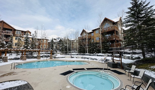 Canmore Mountain Retreat - Heated Pool & Hot-tub