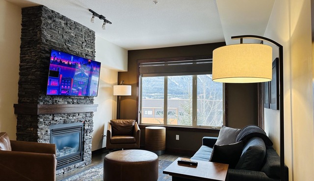 Canmore Mountain Retreat - Heated Pool & Hot-tub