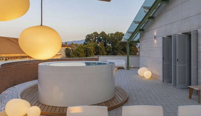 Canticle Lucca Luxury Apartment with Elevator, Terrace, Parking and Jacuzzi