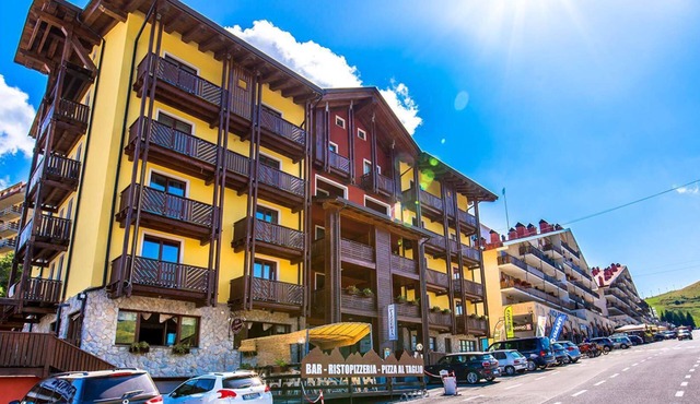 Capanna Studio ski on foot