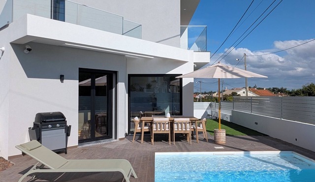 Caparica Sun & Serenity, 3-bedroom villa w/AC and pool in Charneca da Caparica