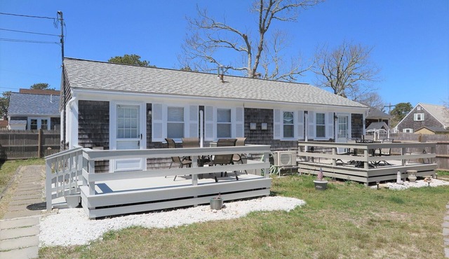 Cape Cod Beach Cottage-2 bdrm, 1 bath, full kitchen and two minute walk to beach