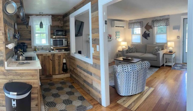 Cape Cod Cottage - Walk to the beach