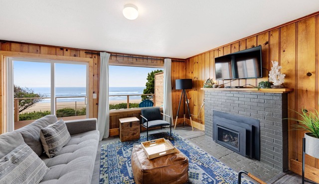 Cape Cod Cottages 3: Oceanfront with hot tub
