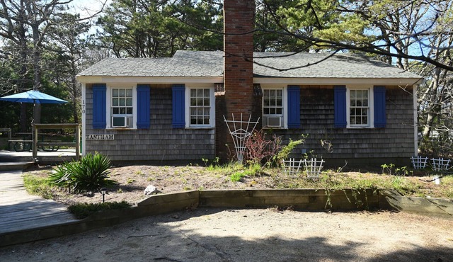 Cape Cottage with 5 beds, large deck, and less than 10 minute walk to the beach!