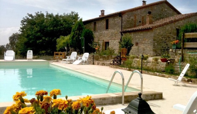 Cappannare, old farmhouse in the green hills of Umbria