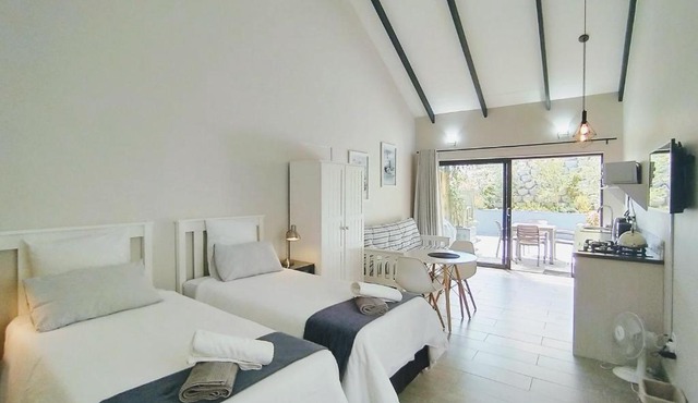 Capricorn Studio Two - 150m to Solar Beach, Patio & Braai, Wifi, DSTV & Netflix