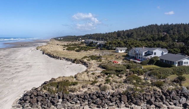 Captain Arnold, Sleeps 10, Beach Access, Oceanfront, BBQ, WiFi, Hot Tub