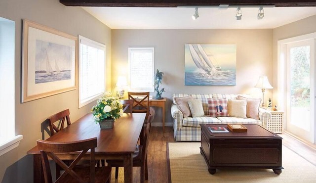 'Captain's Quarters' Waterfront Cottage on Fulford Harbour