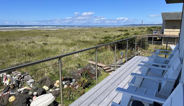 Captain`s Quarters - Beautifully Updated Beach Front Home