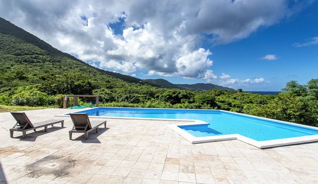 Captains' Quarters-3-bedroom house with WiFi, AC, full kitchen, pool & apartment
