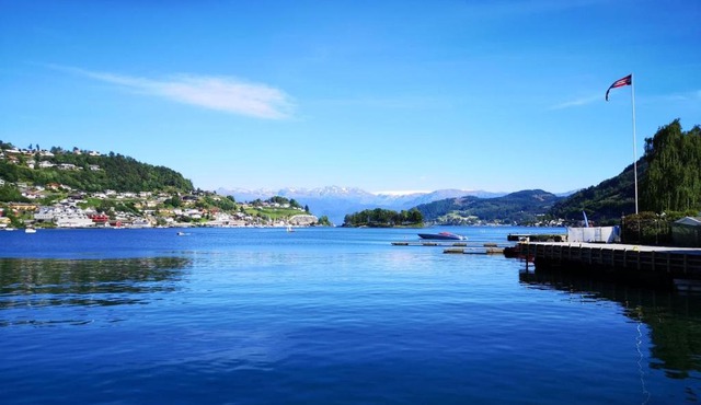 Captivating 4-Bed Apartment heart of Norheimsund