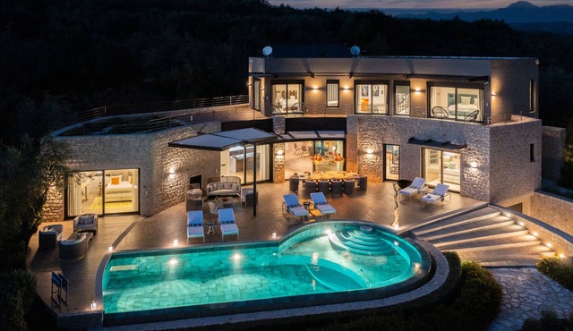 Captivating 5br pool villa close Navarino Golf