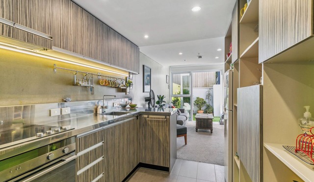 Captivating Canvas - Wellington Central Apartment