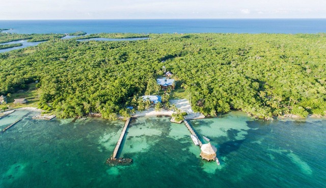 Car001 - Beach house with pool on Tintipan Island