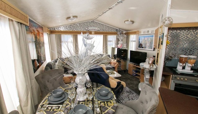 Caravan Beach Park - Sleeps 8, Parking & Pool