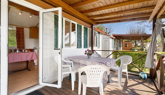 Caravan 'Mobile Home Comfort Standard' with Lake View, Shared Pool and Wi-Fi
