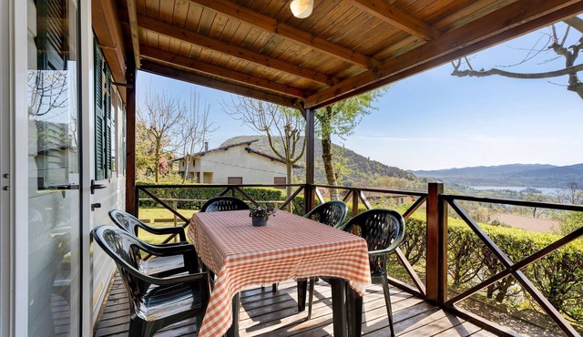 Caravan 'Mobile Home Comfort Vista Lago' with Lake View, Shared Pool and Private Garden