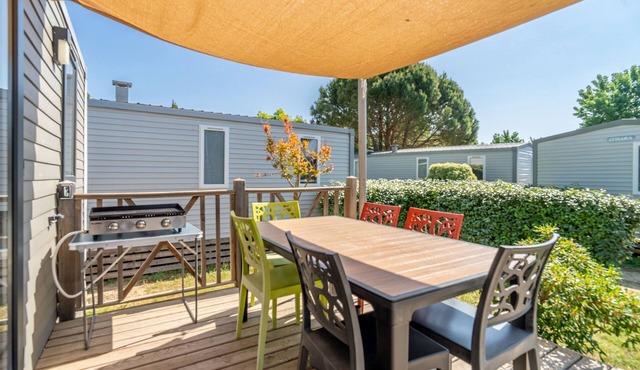 Caravan 'Valras Plage 5 Étoiles' with Shared Pool, Wi-Fi and Air Conditioning