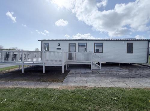 Caravan With A Spacious Decking Area At Sand Le Mere Park, Yorkshire Ref 71062Me