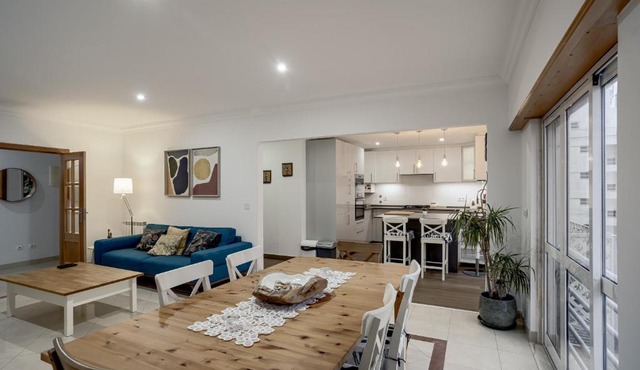 Carcavelos Bright & Modern Apartment by Homing
