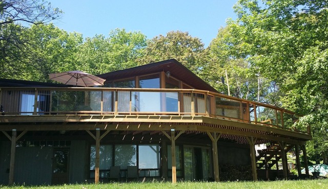 Cardinal Pines Luxury Lakefront Cottage by Beautiful Halls Lake!
