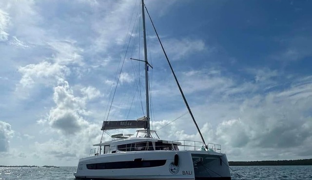 Caribbean Dream: Sun-soaked Sailing Adventure from Bahamas to Islas Abaco
