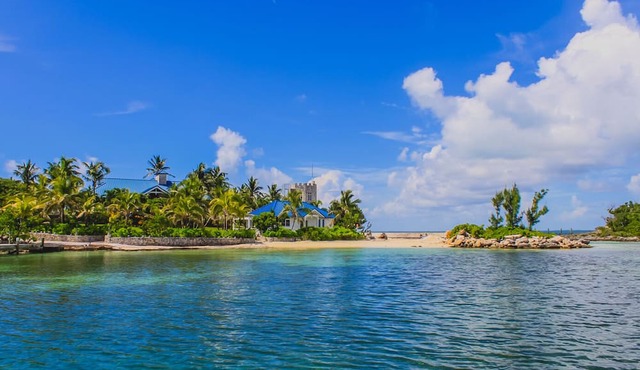 Caribbean Dream: Sun-soaked Sailing Adventure from Bahamas to Islas Abaco