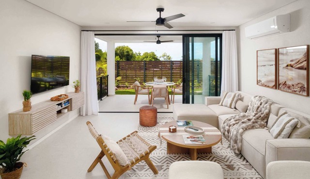 Caribbean Luxury 2BR, Walk to Beach! Sky Pool Deck