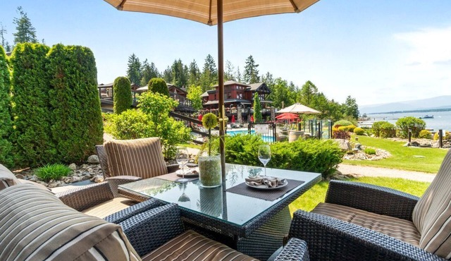 Carmel Beach Private Lodges - Unit #3. Lakefront 4 bedroom unit.