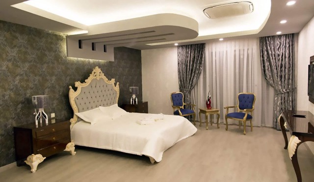 Carmine Otel